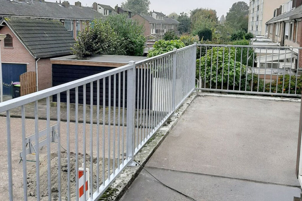 Balkongeländer aus verzinktem Stahl