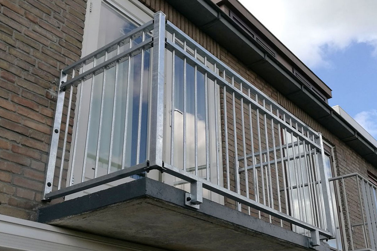 Balkongeländer aus verzinktem Stahl