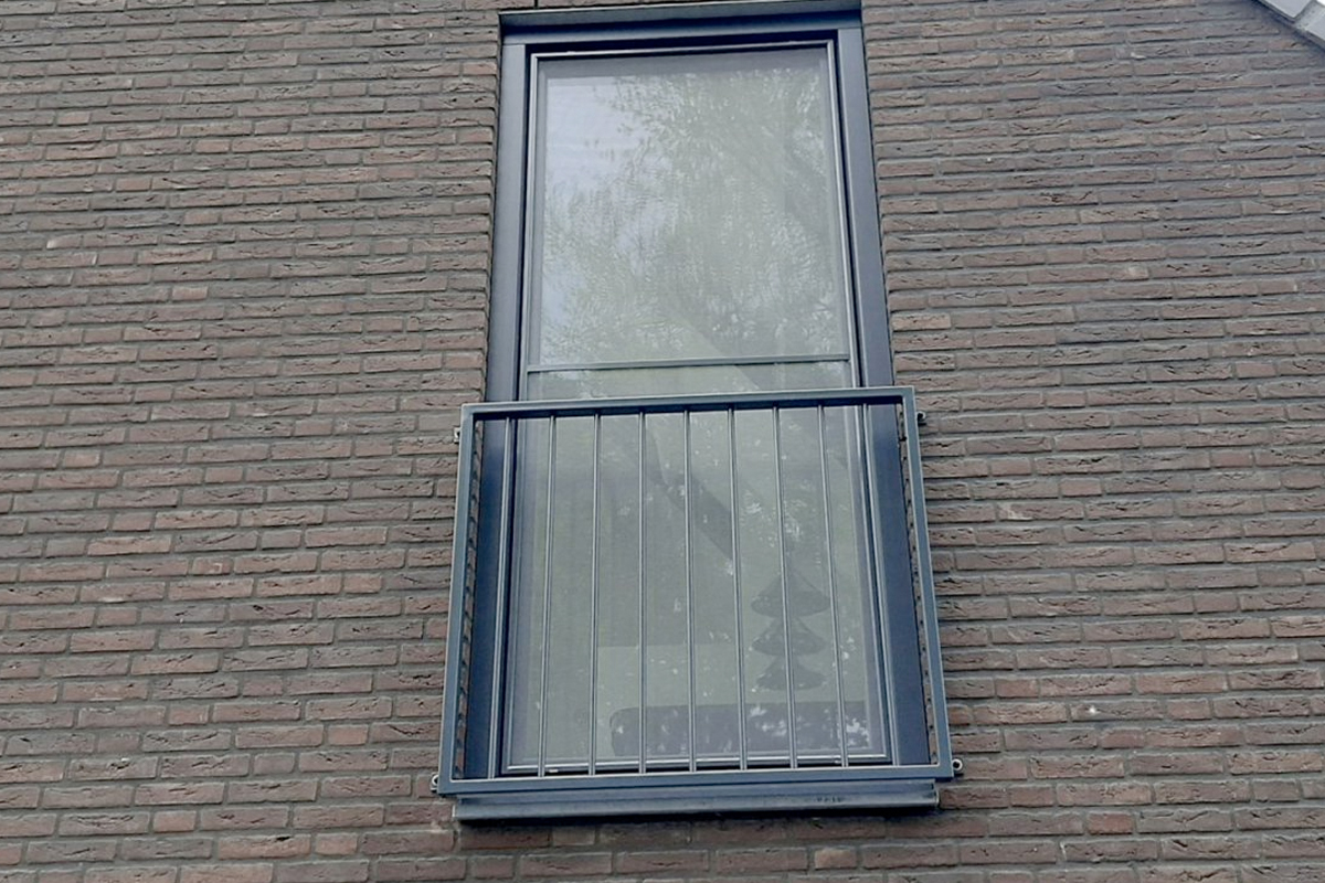 Französischer Balkon vor einem bodentiefen Fenster