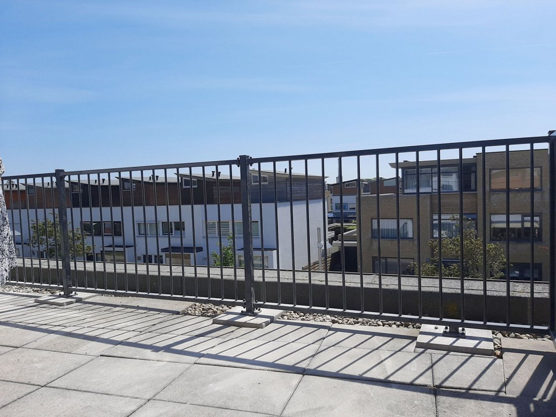 Stahlgeländer auf einer Dachterrasse
