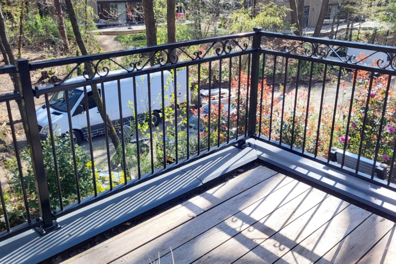 Stahlgeländer auf einer Dachterrasse