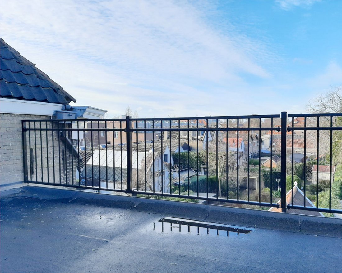 Stahlgeländer auf einer Dachterrasse