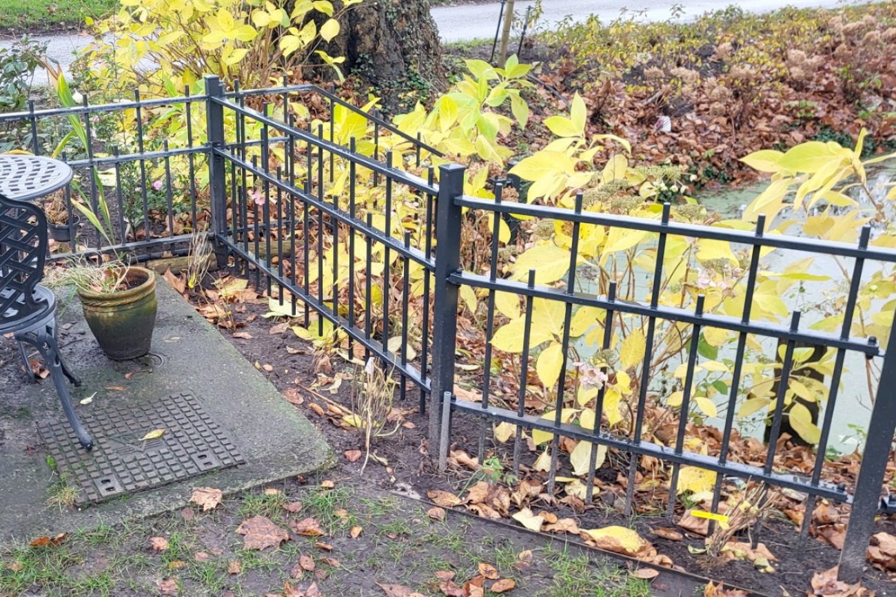 Stahlzaun an einer Terrasse mit Pflanzen